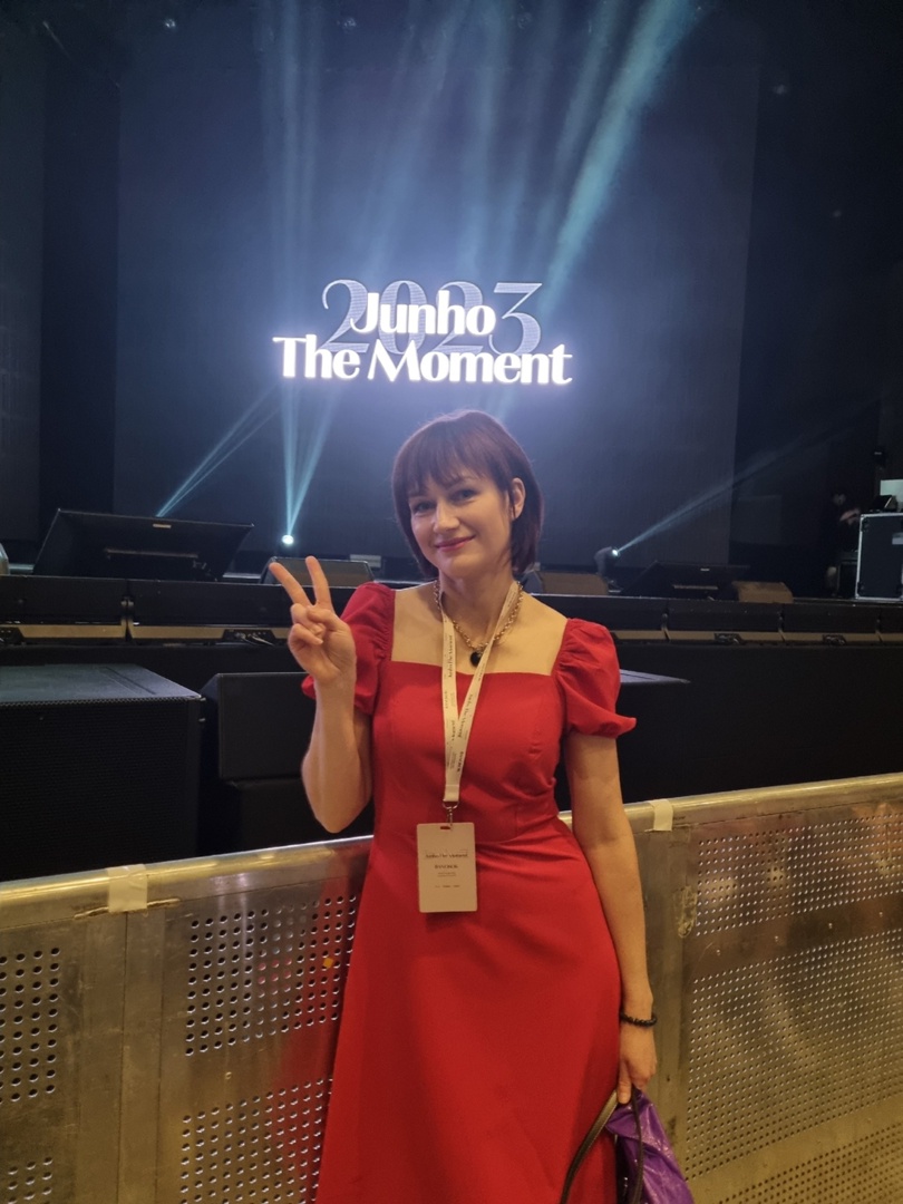 Корейские поп-исполнители имеют огромную армию фанаток, причем не только из Азии. Например, за творчеством айдола (именно так называют местных звезд) Ли Джун Хо следит художница из Владимира Екатерина Пакина. Недавно она специально посетила Бангкок с целью попасть на его концерт и передать авторскую картину. Что на ней, героиня рассказала и показала «Ключ-Медиа».