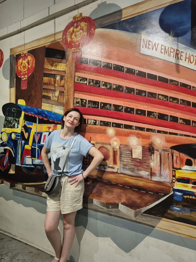 Корейские поп-исполнители имеют огромную армию фанаток, причем не только из Азии. Например, за творчеством айдола (именно так называют местных звезд) Ли Джун Хо следит художница из Владимира Екатерина Пакина. Недавно она специально посетила Бангкок с целью попасть на его концерт и передать авторскую картину. Что на ней, героиня рассказала и показала «Ключ-Медиа».