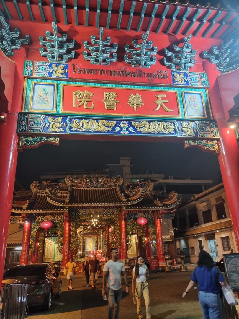 Корейские поп-исполнители имеют огромную армию фанаток, причем не только из Азии. Например, за творчеством айдола (именно так называют местных звезд) Ли Джун Хо следит художница из Владимира Екатерина Пакина. Недавно она специально посетила Бангкок с целью попасть на его концерт и передать авторскую картину. Что на ней, героиня рассказала и показала «Ключ-Медиа».