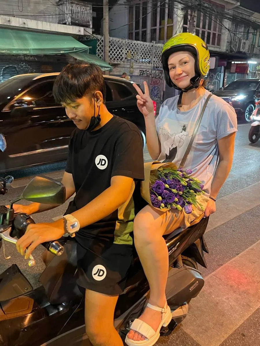 Корейские поп-исполнители имеют огромную армию фанаток, причем не только из Азии. Например, за творчеством айдола (именно так называют местных звезд) Ли Джун Хо следит художница из Владимира Екатерина Пакина. Недавно она специально посетила Бангкок с целью попасть на его концерт и передать авторскую картину. Что на ней, героиня рассказала и показала «Ключ-Медиа».