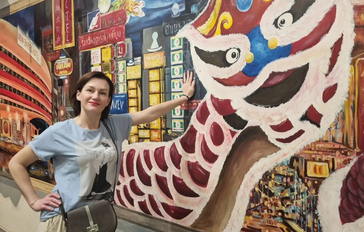 Корейские поп-исполнители имеют огромную армию фанаток, причем не только из Азии. Например, за творчеством айдола (именно так называют местных звезд) Ли Джун Хо следит художница из Владимира Екатерина Пакина. Недавно она специально посетила Бангкок с целью попасть на его концерт и передать авторскую картину. Что на ней, героиня рассказала и показала «Ключ-Медиа».