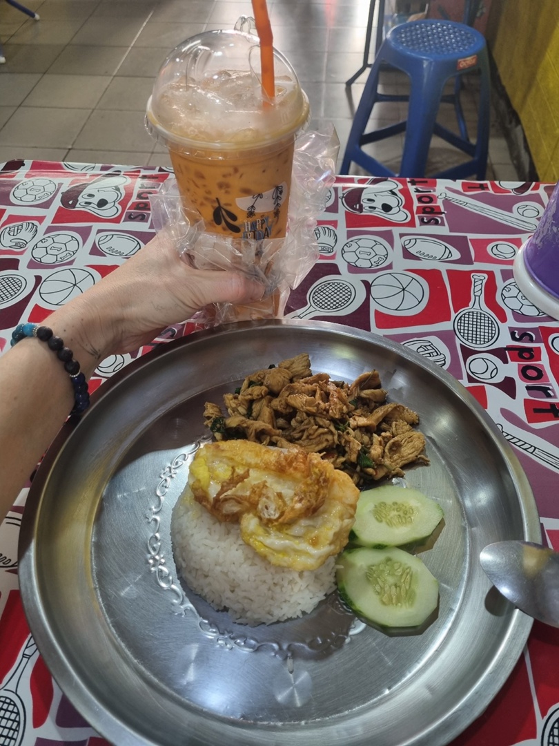 Корейские поп-исполнители имеют огромную армию фанаток, причем не только из Азии. Например, за творчеством айдола (именно так называют местных звезд) Ли Джун Хо следит художница из Владимира Екатерина Пакина. Недавно она специально посетила Бангкок с целью попасть на его концерт и передать авторскую картину. Что на ней, героиня рассказала и показала «Ключ-Медиа».