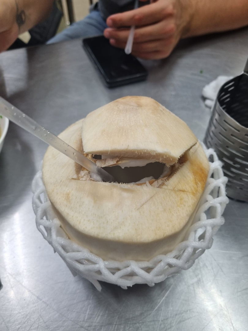 Корейские поп-исполнители имеют огромную армию фанаток, причем не только из Азии. Например, за творчеством айдола (именно так называют местных звезд) Ли Джун Хо следит художница из Владимира Екатерина Пакина. Недавно она специально посетила Бангкок с целью попасть на его концерт и передать авторскую картину. Что на ней, героиня рассказала и показала «Ключ-Медиа».