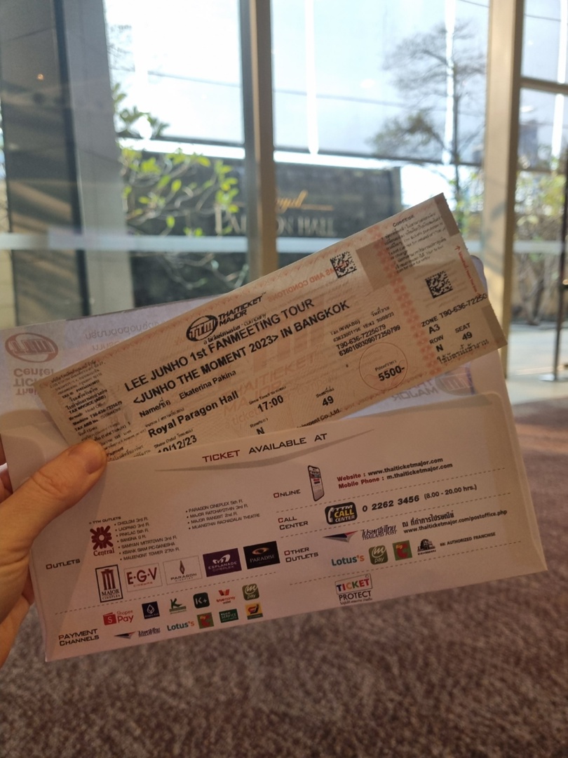 Корейские поп-исполнители имеют огромную армию фанаток, причем не только из Азии. Например, за творчеством айдола (именно так называют местных звезд) Ли Джун Хо следит художница из Владимира Екатерина Пакина. Недавно она специально посетила Бангкок с целью попасть на его концерт и передать авторскую картину. Что на ней, героиня рассказала и показала «Ключ-Медиа».