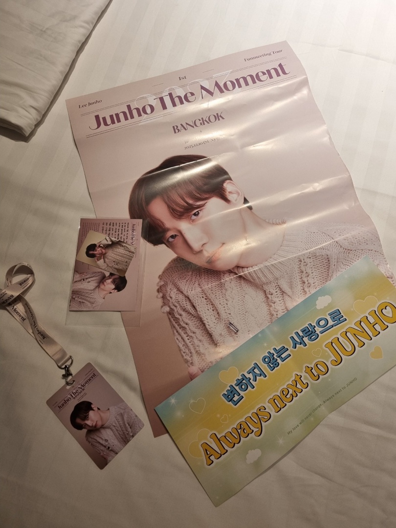 Корейские поп-исполнители имеют огромную армию фанаток, причем не только из Азии. Например, за творчеством айдола (именно так называют местных звезд) Ли Джун Хо следит художница из Владимира Екатерина Пакина. Недавно она специально посетила Бангкок с целью попасть на его концерт и передать авторскую картину. Что на ней, героиня рассказала и показала «Ключ-Медиа».