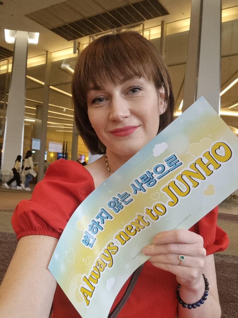 Корейские поп-исполнители имеют огромную армию фанаток, причем не только из Азии. Например, за творчеством айдола (именно так называют местных звезд) Ли Джун Хо следит художница из Владимира Екатерина Пакина. Недавно она специально посетила Бангкок с целью попасть на его концерт и передать авторскую картину. Что на ней, героиня рассказала и показала «Ключ-Медиа».