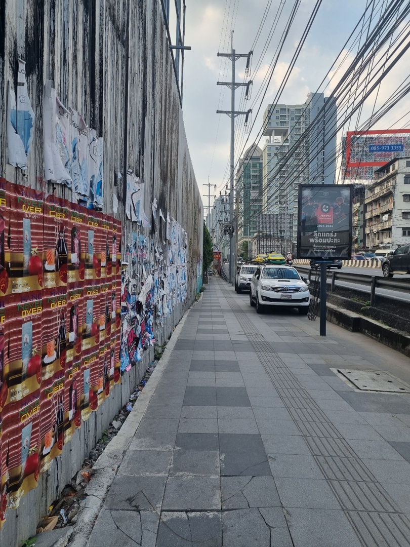 Корейские поп-исполнители имеют огромную армию фанаток, причем не только из Азии. Например, за творчеством айдола (именно так называют местных звезд) Ли Джун Хо следит художница из Владимира Екатерина Пакина. Недавно она специально посетила Бангкок с целью попасть на его концерт и передать авторскую картину. Что на ней, героиня рассказала и показала «Ключ-Медиа».