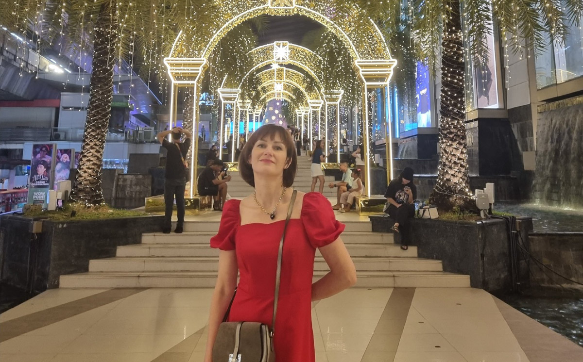 Корейские поп-исполнители имеют огромную армию фанаток, причем не только из Азии. Например, за творчеством айдола (именно так называют местных звезд) Ли Джун Хо следит художница из Владимира Екатерина Пакина. Недавно она специально посетила Бангкок с целью попасть на его концерт и передать авторскую картину. Что на ней, героиня рассказала и показала «Ключ-Медиа».