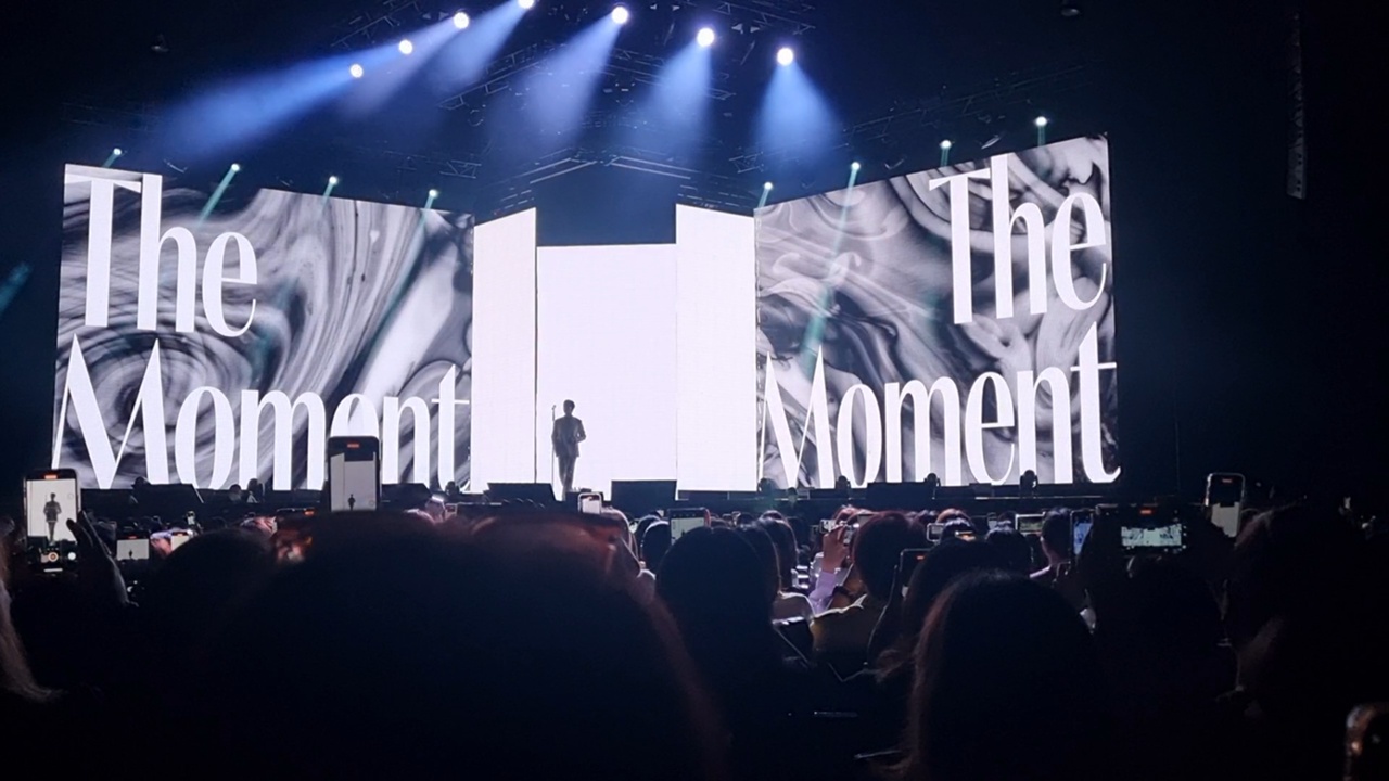 Корейские поп-исполнители имеют огромную армию фанаток, причем не только из Азии. Например, за творчеством айдола (именно так называют местных звезд) Ли Джун Хо следит художница из Владимира Екатерина Пакина. Недавно она специально посетила Бангкок с целью попасть на его концерт и передать авторскую картину. Что на ней, героиня рассказала и показала «Ключ-Медиа».