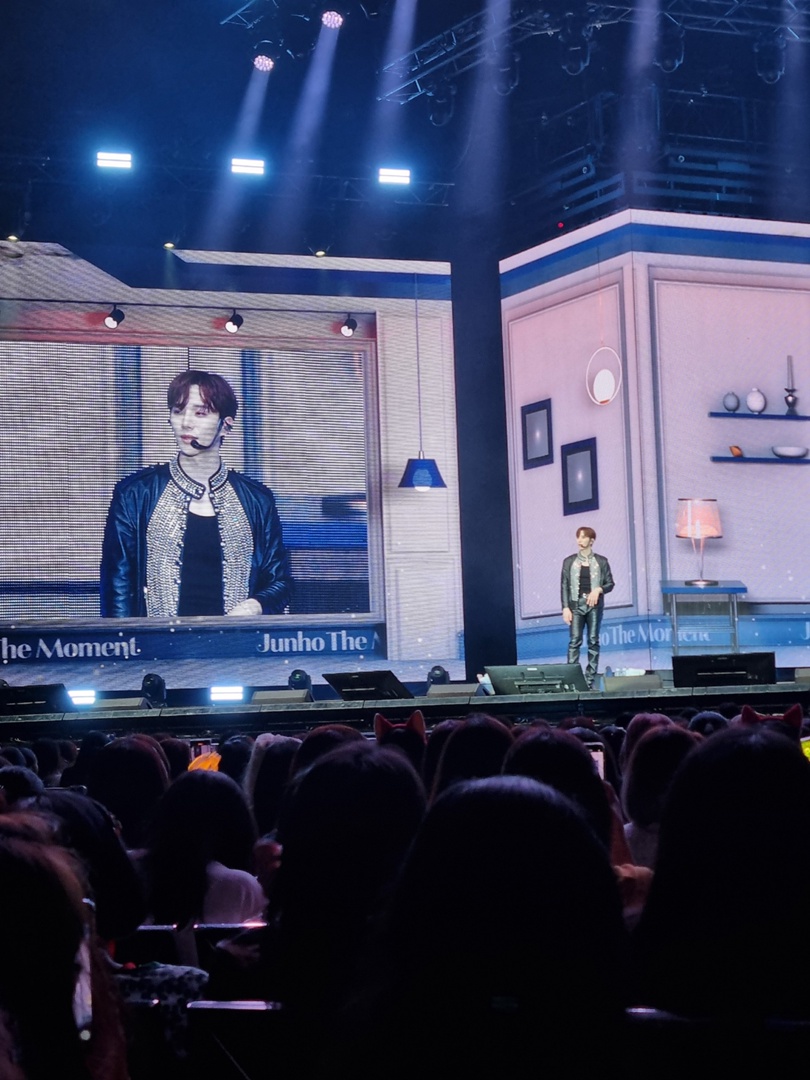 Корейские поп-исполнители имеют огромную армию фанаток, причем не только из Азии. Например, за творчеством айдола (именно так называют местных звезд) Ли Джун Хо следит художница из Владимира Екатерина Пакина. Недавно она специально посетила Бангкок с целью попасть на его концерт и передать авторскую картину. Что на ней, героиня рассказала и показала «Ключ-Медиа».