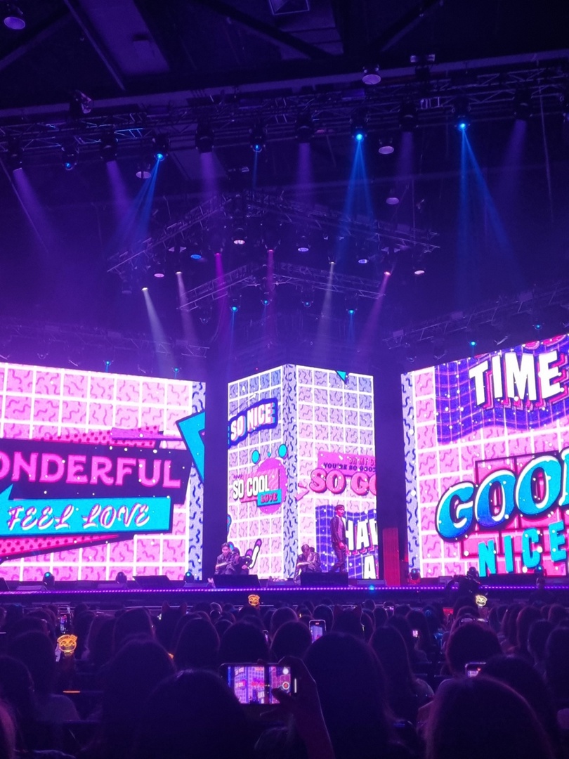 Корейские поп-исполнители имеют огромную армию фанаток, причем не только из Азии. Например, за творчеством айдола (именно так называют местных звезд) Ли Джун Хо следит художница из Владимира Екатерина Пакина. Недавно она специально посетила Бангкок с целью попасть на его концерт и передать авторскую картину. Что на ней, героиня рассказала и показала «Ключ-Медиа».