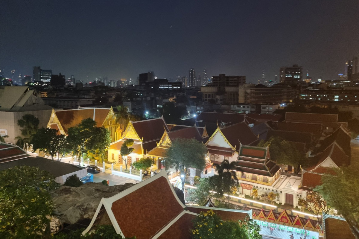 Корейские поп-исполнители имеют огромную армию фанаток, причем не только из Азии. Например, за творчеством айдола (именно так называют местных звезд) Ли Джун Хо следит художница из Владимира Екатерина Пакина. Недавно она специально посетила Бангкок с целью попасть на его концерт и передать авторскую картину. Что на ней, героиня рассказала и показала «Ключ-Медиа».