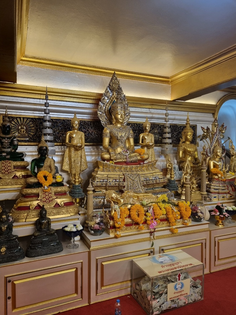 Корейские поп-исполнители имеют огромную армию фанаток, причем не только из Азии. Например, за творчеством айдола (именно так называют местных звезд) Ли Джун Хо следит художница из Владимира Екатерина Пакина. Недавно она специально посетила Бангкок с целью попасть на его концерт и передать авторскую картину. Что на ней, героиня рассказала и показала «Ключ-Медиа».