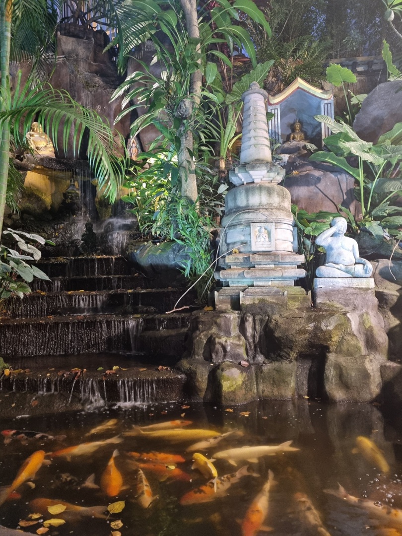 Корейские поп-исполнители имеют огромную армию фанаток, причем не только из Азии. Например, за творчеством айдола (именно так называют местных звезд) Ли Джун Хо следит художница из Владимира Екатерина Пакина. Недавно она специально посетила Бангкок с целью попасть на его концерт и передать авторскую картину. Что на ней, героиня рассказала и показала «Ключ-Медиа».