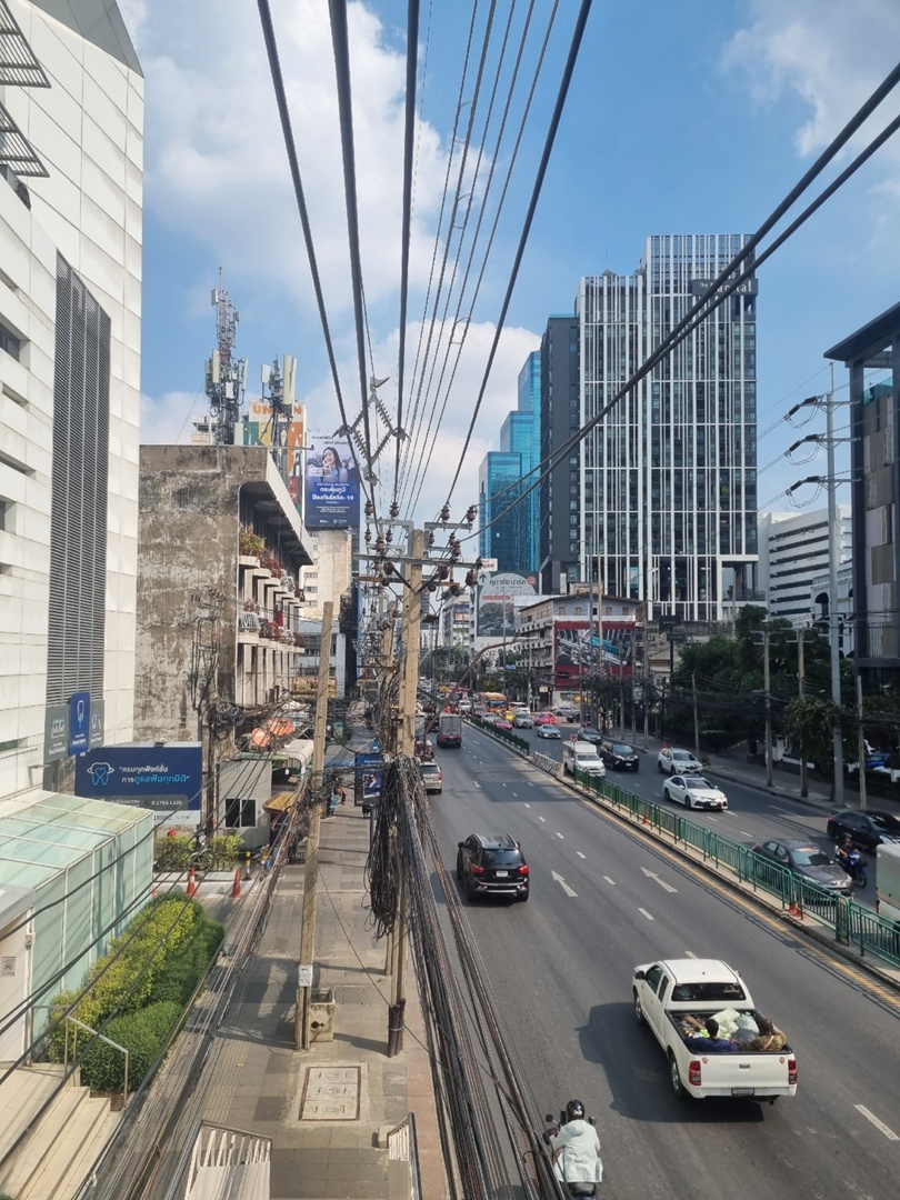 Корейские поп-исполнители имеют огромную армию фанаток, причем не только из Азии. Например, за творчеством айдола (именно так называют местных звезд) Ли Джун Хо следит художница из Владимира Екатерина Пакина. Недавно она специально посетила Бангкок с целью попасть на его концерт и передать авторскую картину. Что на ней, героиня рассказала и показала «Ключ-Медиа».