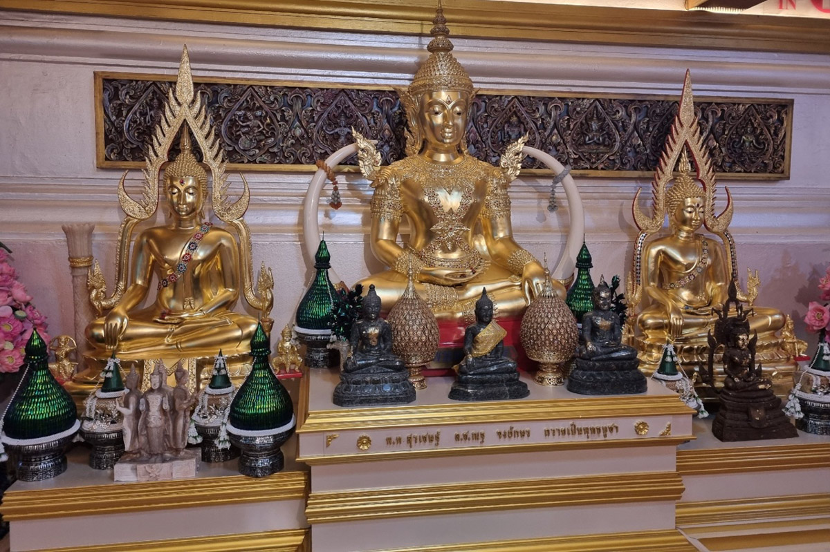 Корейские поп-исполнители имеют огромную армию фанаток, причем не только из Азии. Например, за творчеством айдола (именно так называют местных звезд) Ли Джун Хо следит художница из Владимира Екатерина Пакина. Недавно она специально посетила Бангкок с целью попасть на его концерт и передать авторскую картину. Что на ней, героиня рассказала и показала «Ключ-Медиа».