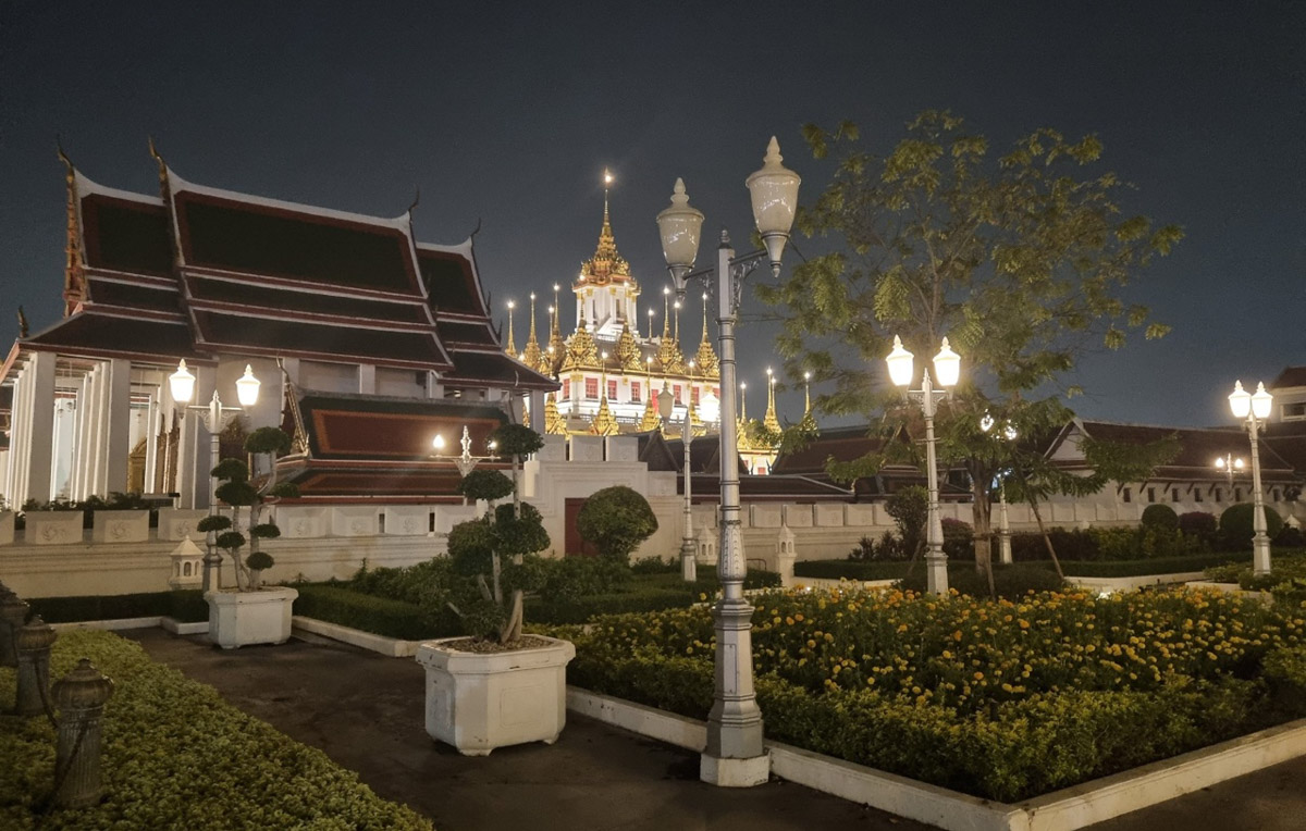 Корейские поп-исполнители имеют огромную армию фанаток, причем не только из Азии. Например, за творчеством айдола (именно так называют местных звезд) Ли Джун Хо следит художница из Владимира Екатерина Пакина. Недавно она специально посетила Бангкок с целью попасть на его концерт и передать авторскую картину. Что на ней, героиня рассказала и показала «Ключ-Медиа».