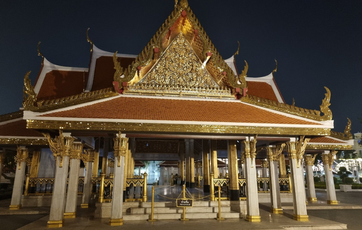 Корейские поп-исполнители имеют огромную армию фанаток, причем не только из Азии. Например, за творчеством айдола (именно так называют местных звезд) Ли Джун Хо следит художница из Владимира Екатерина Пакина. Недавно она специально посетила Бангкок с целью попасть на его концерт и передать авторскую картину. Что на ней, героиня рассказала и показала «Ключ-Медиа».