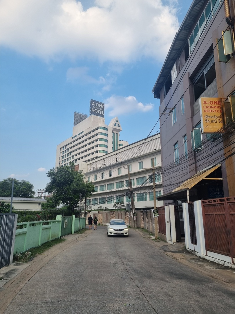 Корейские поп-исполнители имеют огромную армию фанаток, причем не только из Азии. Например, за творчеством айдола (именно так называют местных звезд) Ли Джун Хо следит художница из Владимира Екатерина Пакина. Недавно она специально посетила Бангкок с целью попасть на его концерт и передать авторскую картину. Что на ней, героиня рассказала и показала «Ключ-Медиа».