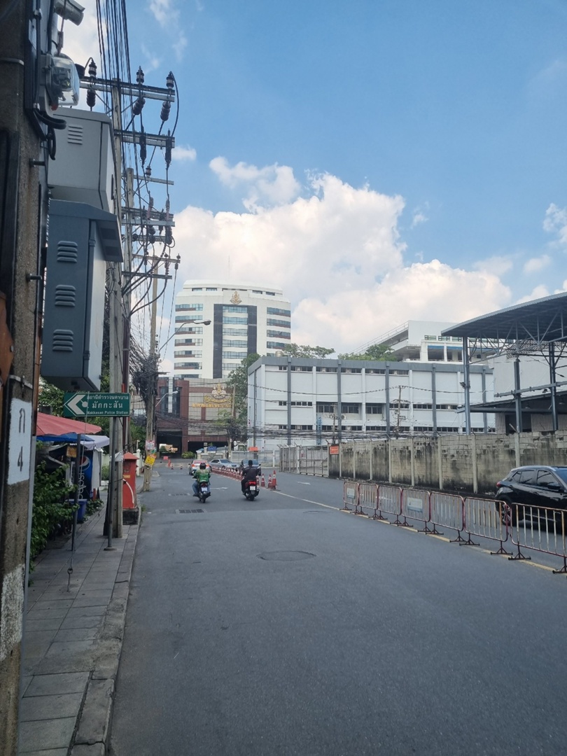 Корейские поп-исполнители имеют огромную армию фанаток, причем не только из Азии. Например, за творчеством айдола (именно так называют местных звезд) Ли Джун Хо следит художница из Владимира Екатерина Пакина. Недавно она специально посетила Бангкок с целью попасть на его концерт и передать авторскую картину. Что на ней, героиня рассказала и показала «Ключ-Медиа».