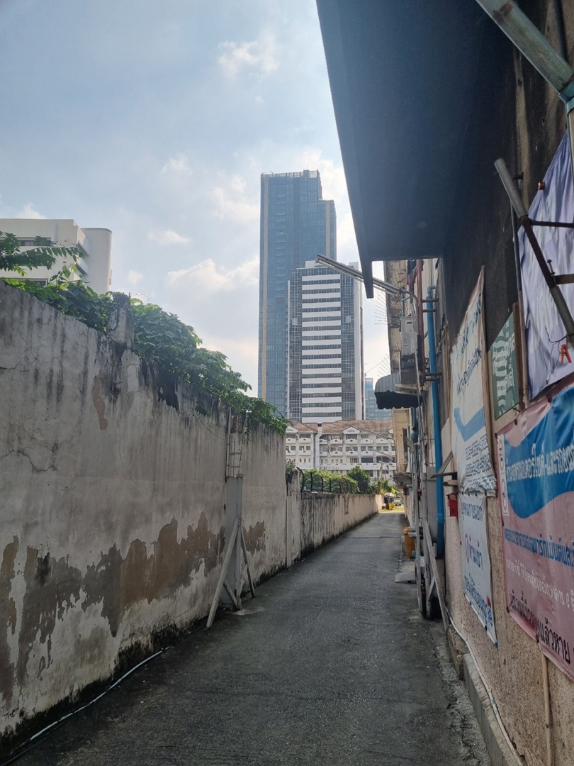 Корейские поп-исполнители имеют огромную армию фанаток, причем не только из Азии. Например, за творчеством айдола (именно так называют местных звезд) Ли Джун Хо следит художница из Владимира Екатерина Пакина. Недавно она специально посетила Бангкок с целью попасть на его концерт и передать авторскую картину. Что на ней, героиня рассказала и показала «Ключ-Медиа».