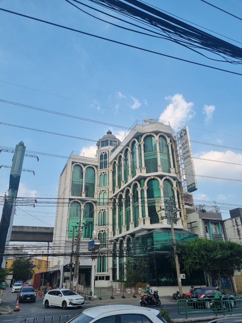 Корейские поп-исполнители имеют огромную армию фанаток, причем не только из Азии. Например, за творчеством айдола (именно так называют местных звезд) Ли Джун Хо следит художница из Владимира Екатерина Пакина. Недавно она специально посетила Бангкок с целью попасть на его концерт и передать авторскую картину. Что на ней, героиня рассказала и показала «Ключ-Медиа».