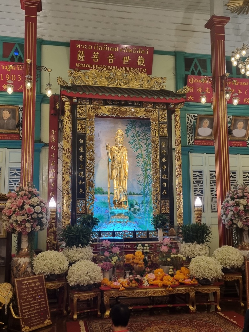 Корейские поп-исполнители имеют огромную армию фанаток, причем не только из Азии. Например, за творчеством айдола (именно так называют местных звезд) Ли Джун Хо следит художница из Владимира Екатерина Пакина. Недавно она специально посетила Бангкок с целью попасть на его концерт и передать авторскую картину. Что на ней, героиня рассказала и показала «Ключ-Медиа».