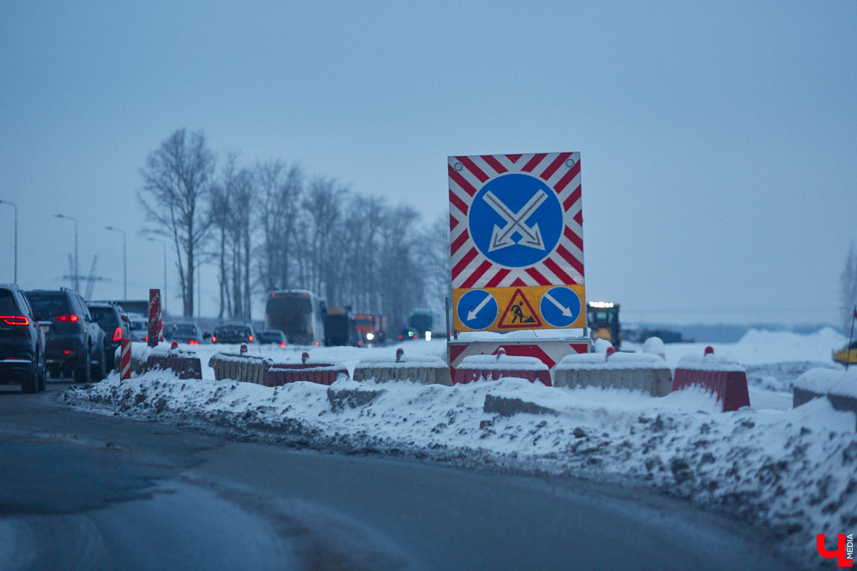 В преддверии зимних каникул в Суздаль приедут десятки тысяч гостей. И движение из Владимира в новогоднюю столицу России может затормозиться. Передвигаться по дороге и сейчас испытание для водителей. А что будет, если машин станет в разы больше? «Ключ-Медиа» проехался по большой стройке и узнал, когда же работы закончатся.