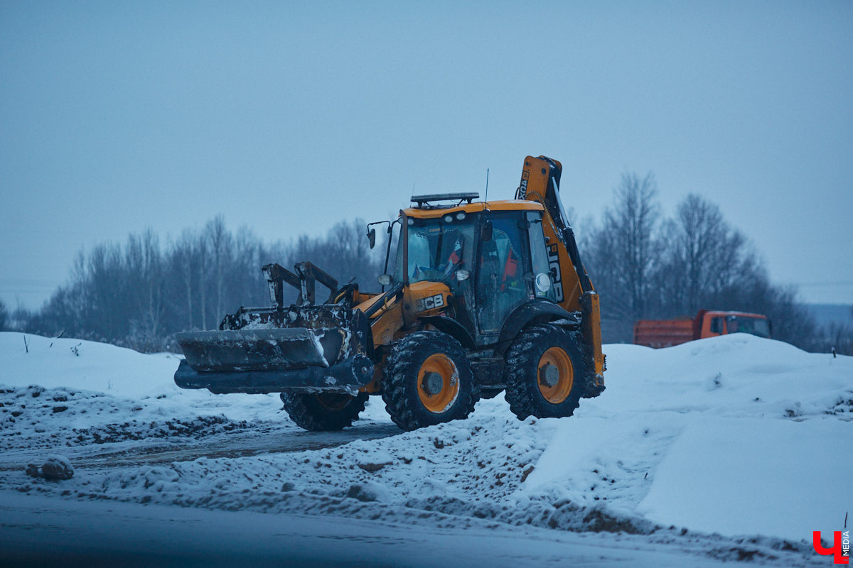 В преддверии зимних каникул в Суздаль приедут десятки тысяч гостей. И движение из Владимира в новогоднюю столицу России может затормозиться. Передвигаться по дороге и сейчас испытание для водителей. А что будет, если машин станет в разы больше? «Ключ-Медиа» проехался по большой стройке и узнал, когда же работы закончатся.