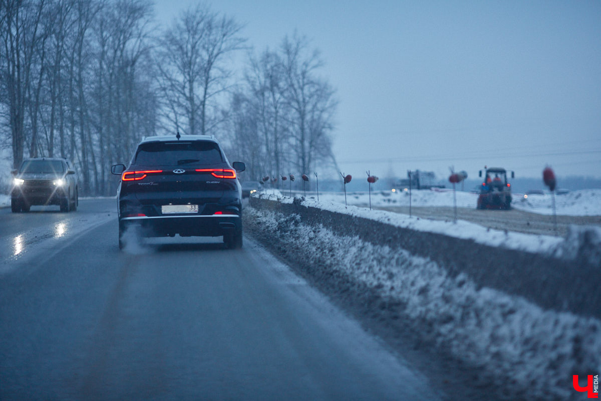В преддверии зимних каникул в Суздаль приедут десятки тысяч гостей. И движение из Владимира в новогоднюю столицу России может затормозиться. Передвигаться по дороге и сейчас испытание для водителей. А что будет, если машин станет в разы больше? «Ключ-Медиа» проехался по большой стройке и узнал, когда же работы закончатся.