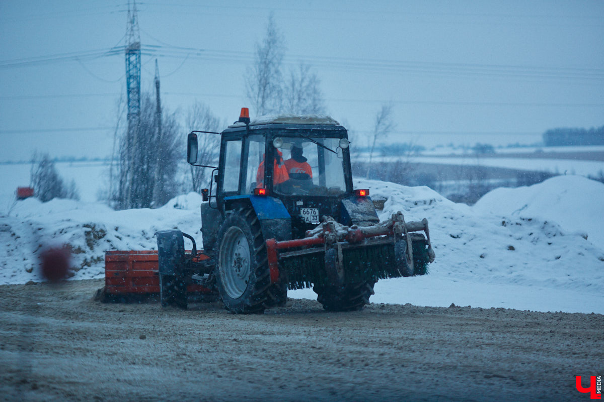 В преддверии зимних каникул в Суздаль приедут десятки тысяч гостей. И движение из Владимира в новогоднюю столицу России может затормозиться. Передвигаться по дороге и сейчас испытание для водителей. А что будет, если машин станет в разы больше? «Ключ-Медиа» проехался по большой стройке и узнал, когда же работы закончатся.