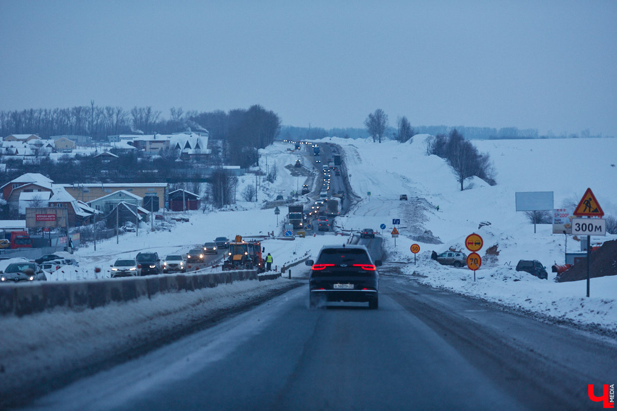 В преддверии зимних каникул в Суздаль приедут десятки тысяч гостей. И движение из Владимира в новогоднюю столицу России может затормозиться. Передвигаться по дороге и сейчас испытание для водителей. А что будет, если машин станет в разы больше? «Ключ-Медиа» проехался по большой стройке и узнал, когда же работы закончатся.