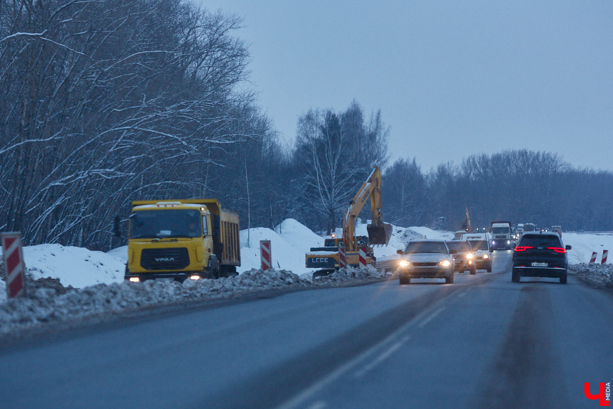 В преддверии зимних каникул в Суздаль приедут десятки тысяч гостей. И движение из Владимира в новогоднюю столицу России может затормозиться. Передвигаться по дороге и сейчас испытание для водителей. А что будет, если машин станет в разы больше? «Ключ-Медиа» проехался по большой стройке и узнал, когда же работы закончатся.