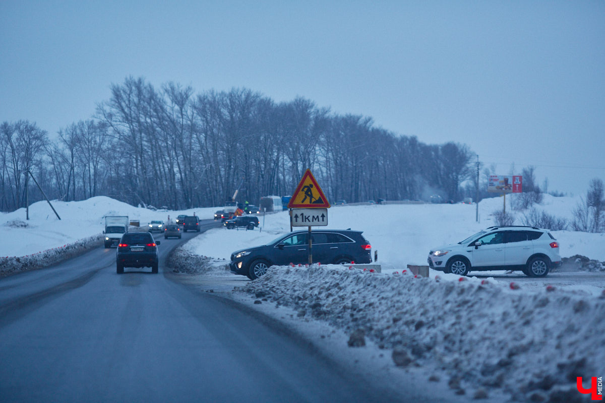 В преддверии зимних каникул в Суздаль приедут десятки тысяч гостей. И движение из Владимира в новогоднюю столицу России может затормозиться. Передвигаться по дороге и сейчас испытание для водителей. А что будет, если машин станет в разы больше? «Ключ-Медиа» проехался по большой стройке и узнал, когда же работы закончатся.
