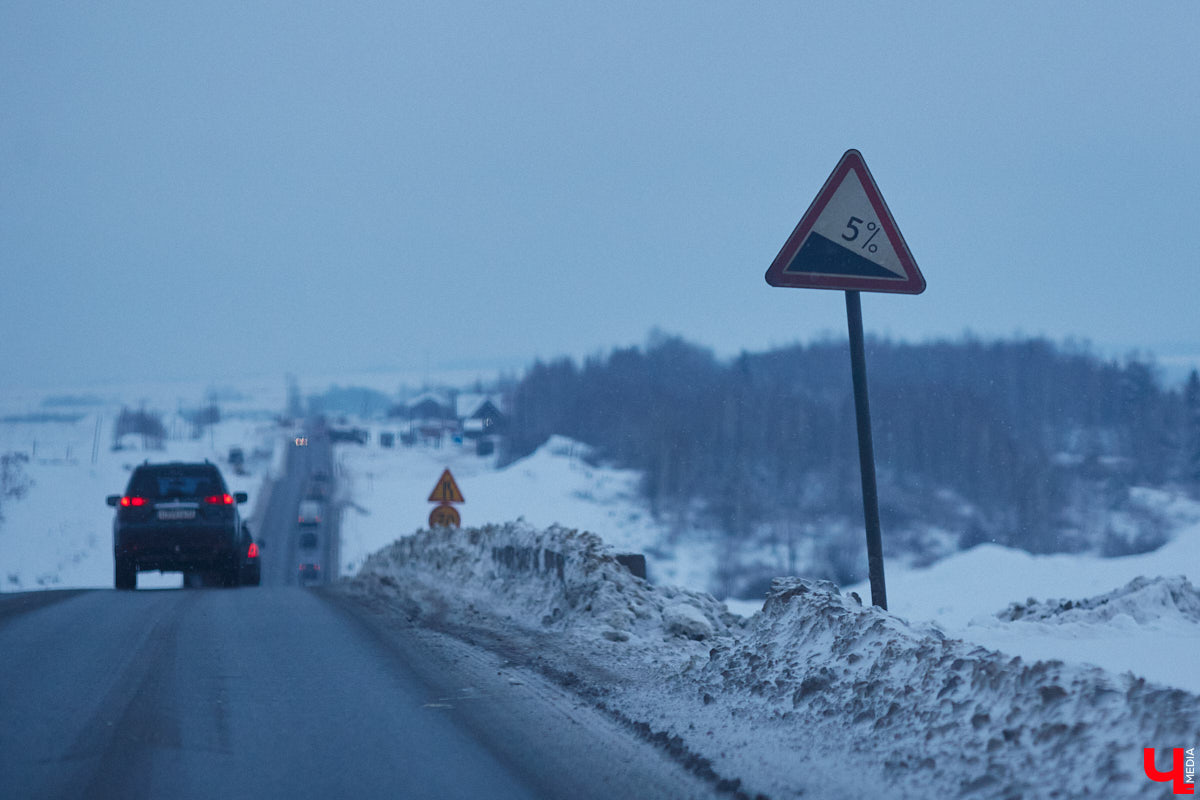 В преддверии зимних каникул в Суздаль приедут десятки тысяч гостей. И движение из Владимира в новогоднюю столицу России может затормозиться. Передвигаться по дороге и сейчас испытание для водителей. А что будет, если машин станет в разы больше? «Ключ-Медиа» проехался по большой стройке и узнал, когда же работы закончатся.