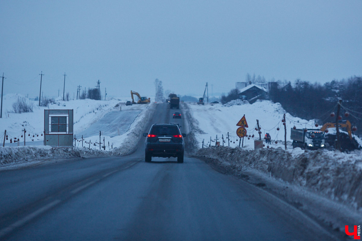 В преддверии зимних каникул в Суздаль приедут десятки тысяч гостей. И движение из Владимира в новогоднюю столицу России может затормозиться. Передвигаться по дороге и сейчас испытание для водителей. А что будет, если машин станет в разы больше? «Ключ-Медиа» проехался по большой стройке и узнал, когда же работы закончатся.