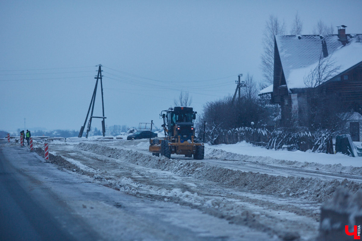 В преддверии зимних каникул в Суздаль приедут десятки тысяч гостей. И движение из Владимира в новогоднюю столицу России может затормозиться. Передвигаться по дороге и сейчас испытание для водителей. А что будет, если машин станет в разы больше? «Ключ-Медиа» проехался по большой стройке и узнал, когда же работы закончатся.