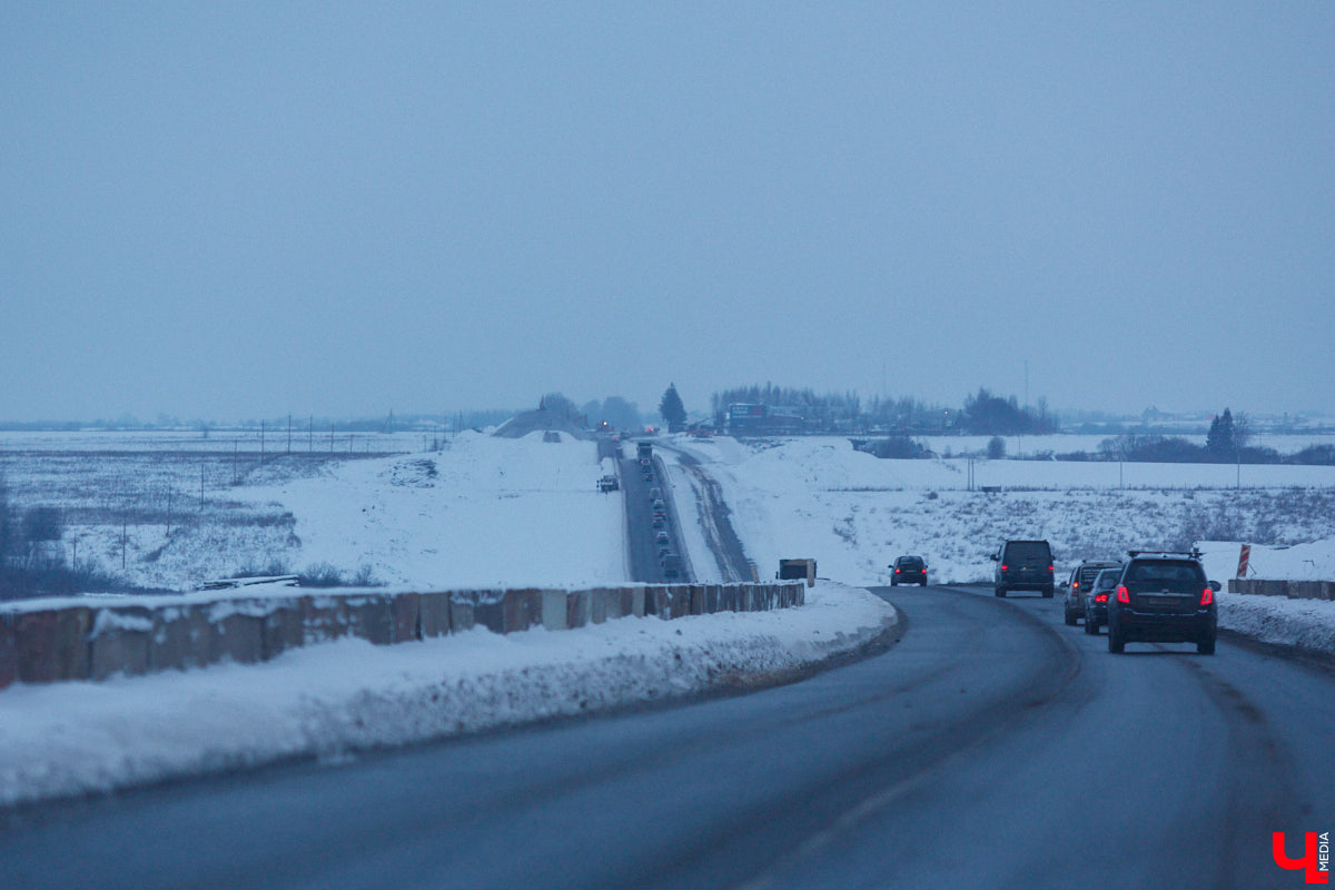 В преддверии зимних каникул в Суздаль приедут десятки тысяч гостей. И движение из Владимира в новогоднюю столицу России может затормозиться. Передвигаться по дороге и сейчас испытание для водителей. А что будет, если машин станет в разы больше? «Ключ-Медиа» проехался по большой стройке и узнал, когда же работы закончатся.