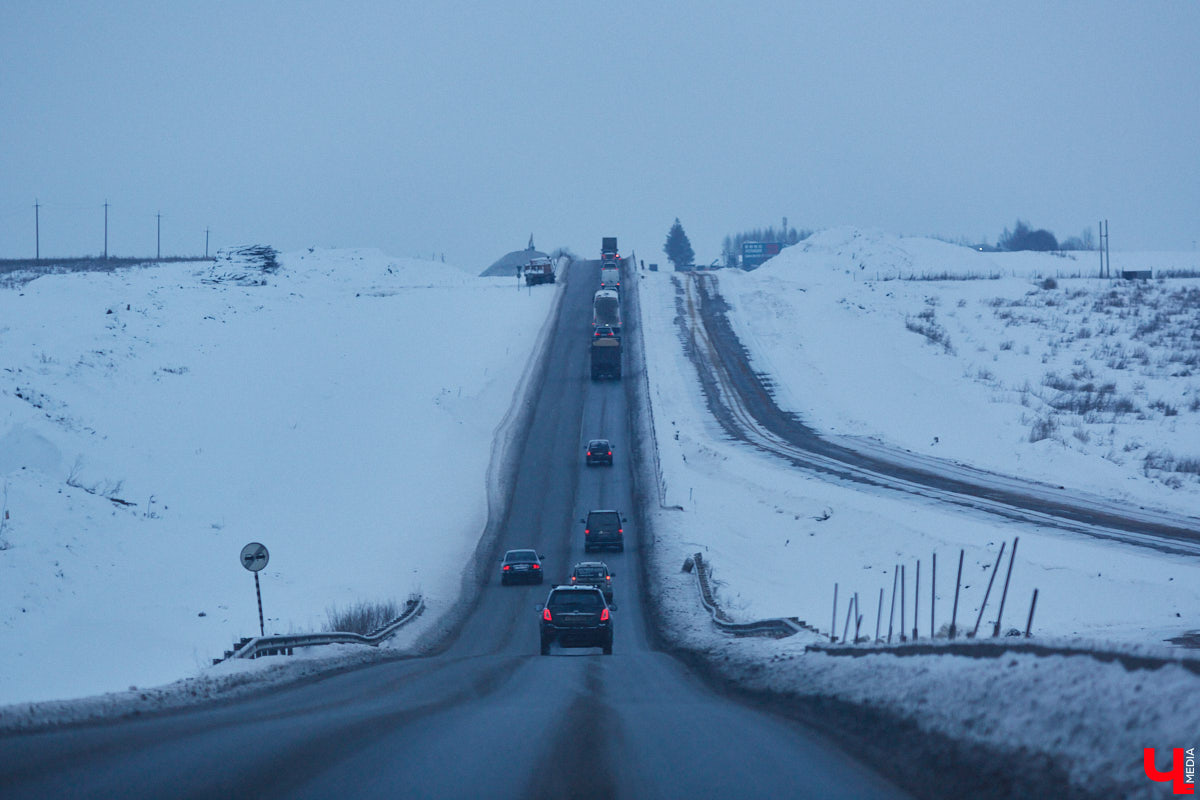 В преддверии зимних каникул в Суздаль приедут десятки тысяч гостей. И движение из Владимира в новогоднюю столицу России может затормозиться. Передвигаться по дороге и сейчас испытание для водителей. А что будет, если машин станет в разы больше? «Ключ-Медиа» проехался по большой стройке и узнал, когда же работы закончатся.