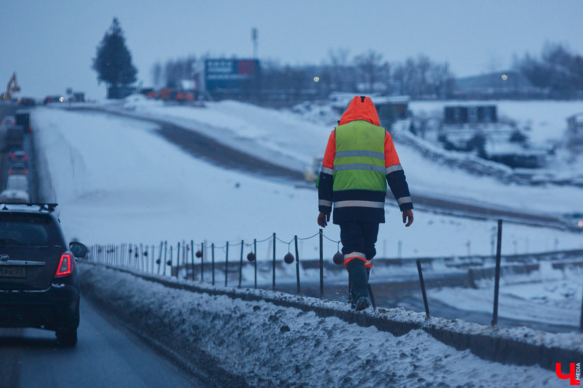 В преддверии зимних каникул в Суздаль приедут десятки тысяч гостей. И движение из Владимира в новогоднюю столицу России может затормозиться. Передвигаться по дороге и сейчас испытание для водителей. А что будет, если машин станет в разы больше? «Ключ-Медиа» проехался по большой стройке и узнал, когда же работы закончатся.