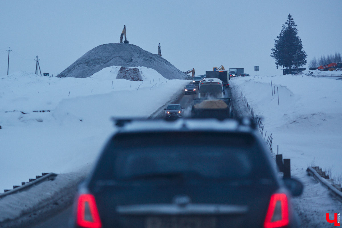 В преддверии зимних каникул в Суздаль приедут десятки тысяч гостей. И движение из Владимира в новогоднюю столицу России может затормозиться. Передвигаться по дороге и сейчас испытание для водителей. А что будет, если машин станет в разы больше? «Ключ-Медиа» проехался по большой стройке и узнал, когда же работы закончатся.