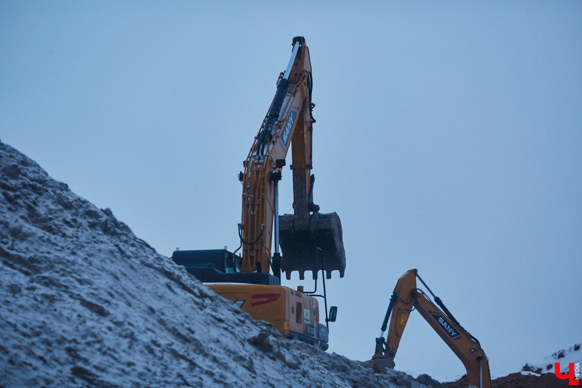 В преддверии зимних каникул в Суздаль приедут десятки тысяч гостей. И движение из Владимира в новогоднюю столицу России может затормозиться. Передвигаться по дороге и сейчас испытание для водителей. А что будет, если машин станет в разы больше? «Ключ-Медиа» проехался по большой стройке и узнал, когда же работы закончатся.
