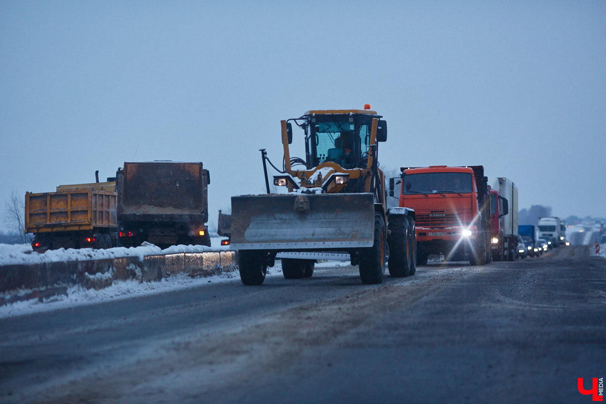 В преддверии зимних каникул в Суздаль приедут десятки тысяч гостей. И движение из Владимира в новогоднюю столицу России может затормозиться. Передвигаться по дороге и сейчас испытание для водителей. А что будет, если машин станет в разы больше? «Ключ-Медиа» проехался по большой стройке и узнал, когда же работы закончатся.