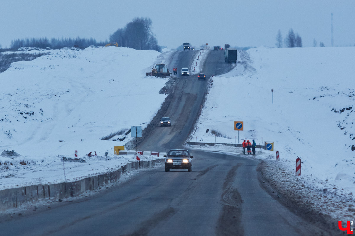 В преддверии зимних каникул в Суздаль приедут десятки тысяч гостей. И движение из Владимира в новогоднюю столицу России может затормозиться. Передвигаться по дороге и сейчас испытание для водителей. А что будет, если машин станет в разы больше? «Ключ-Медиа» проехался по большой стройке и узнал, когда же работы закончатся.