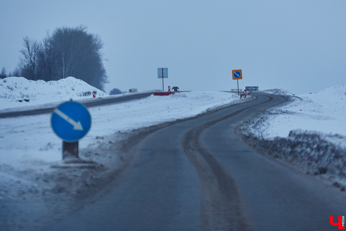 В преддверии зимних каникул в Суздаль приедут десятки тысяч гостей. И движение из Владимира в новогоднюю столицу России может затормозиться. Передвигаться по дороге и сейчас испытание для водителей. А что будет, если машин станет в разы больше? «Ключ-Медиа» проехался по большой стройке и узнал, когда же работы закончатся.