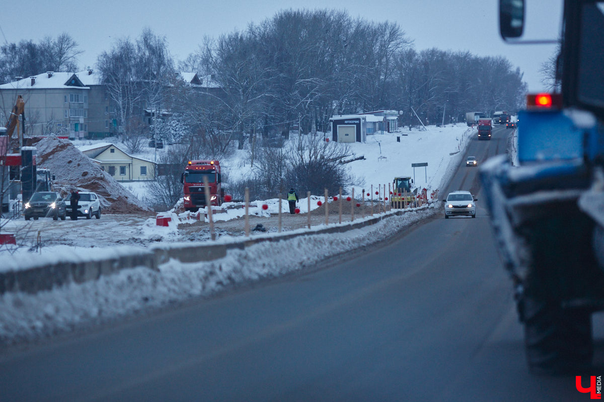 В преддверии зимних каникул в Суздаль приедут десятки тысяч гостей. И движение из Владимира в новогоднюю столицу России может затормозиться. Передвигаться по дороге и сейчас испытание для водителей. А что будет, если машин станет в разы больше? «Ключ-Медиа» проехался по большой стройке и узнал, когда же работы закончатся.