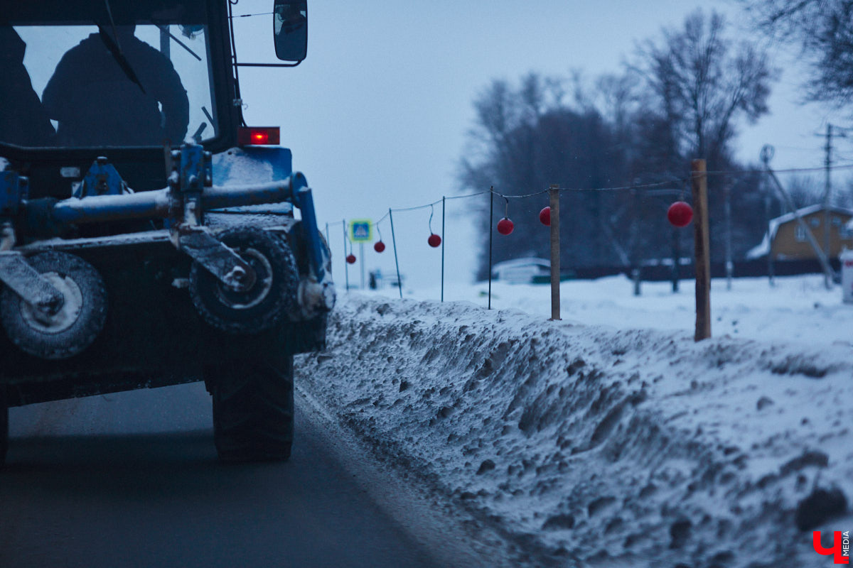 В преддверии зимних каникул в Суздаль приедут десятки тысяч гостей. И движение из Владимира в новогоднюю столицу России может затормозиться. Передвигаться по дороге и сейчас испытание для водителей. А что будет, если машин станет в разы больше? «Ключ-Медиа» проехался по большой стройке и узнал, когда же работы закончатся.