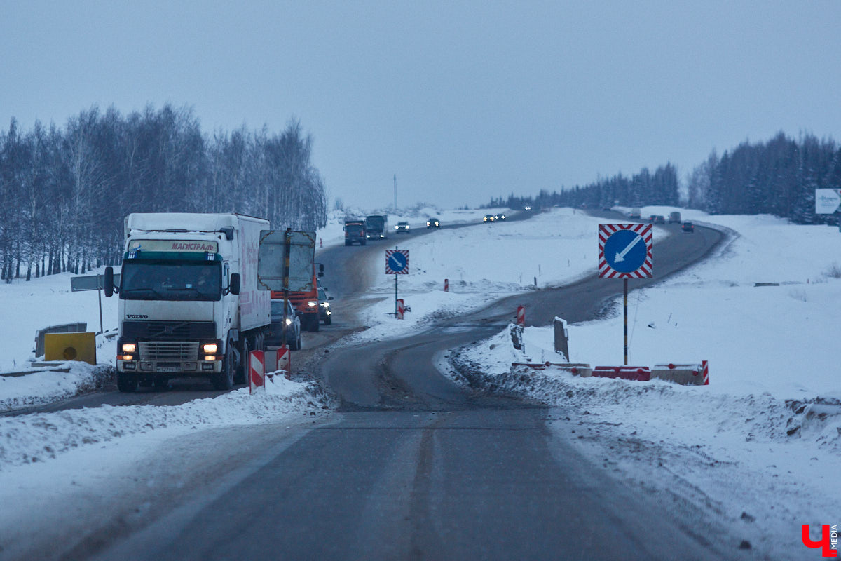 В преддверии зимних каникул в Суздаль приедут десятки тысяч гостей. И движение из Владимира в новогоднюю столицу России может затормозиться. Передвигаться по дороге и сейчас испытание для водителей. А что будет, если машин станет в разы больше? «Ключ-Медиа» проехался по большой стройке и узнал, когда же работы закончатся.
