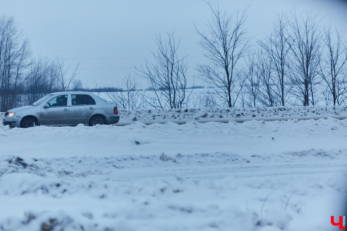 В преддверии зимних каникул в Суздаль приедут десятки тысяч гостей. И движение из Владимира в новогоднюю столицу России может затормозиться. Передвигаться по дороге и сейчас испытание для водителей. А что будет, если машин станет в разы больше? «Ключ-Медиа» проехался по большой стройке и узнал, когда же работы закончатся.