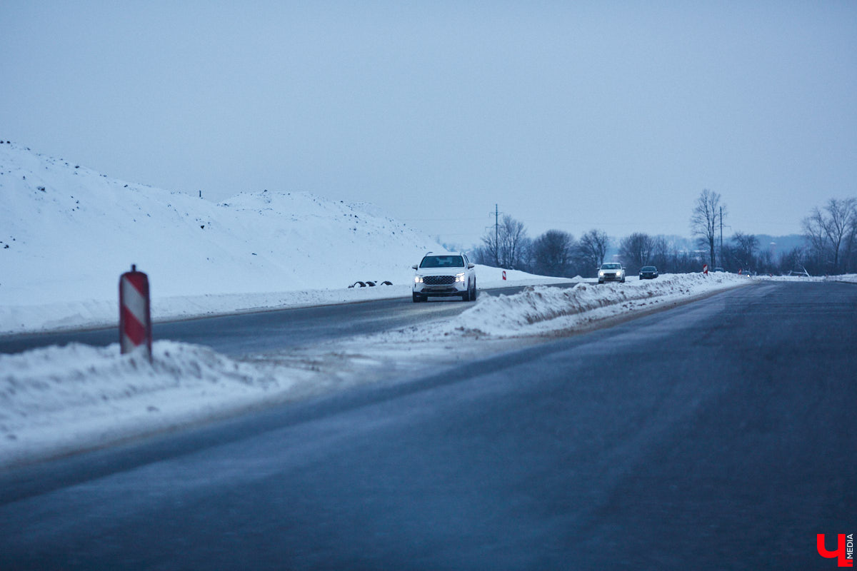 В преддверии зимних каникул в Суздаль приедут десятки тысяч гостей. И движение из Владимира в новогоднюю столицу России может затормозиться. Передвигаться по дороге и сейчас испытание для водителей. А что будет, если машин станет в разы больше? «Ключ-Медиа» проехался по большой стройке и узнал, когда же работы закончатся.